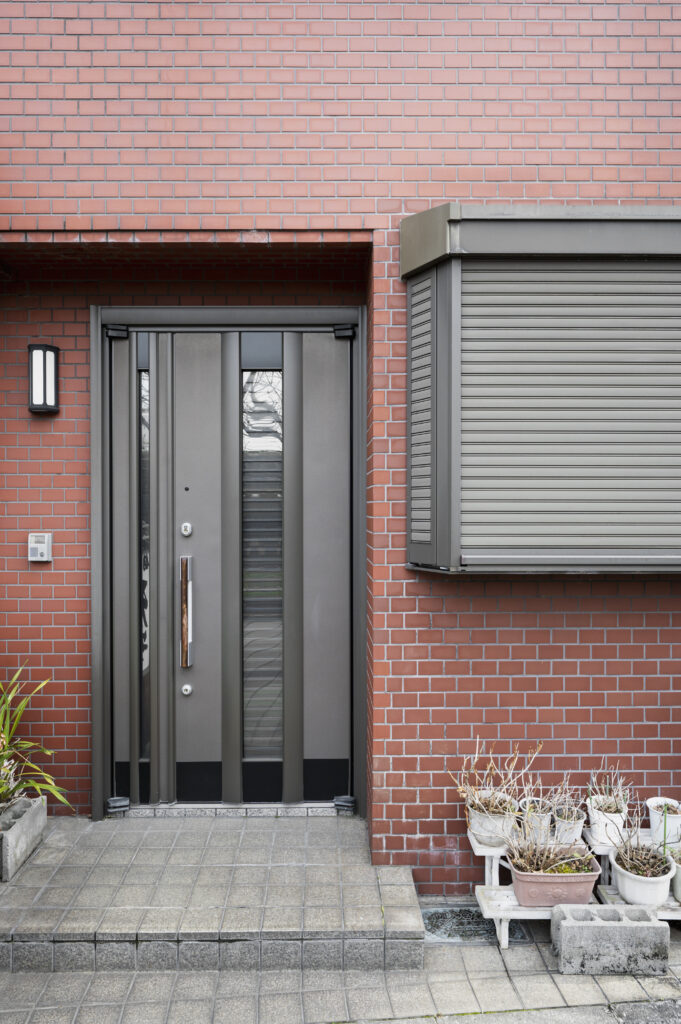metallic-house-entrance-japan-building